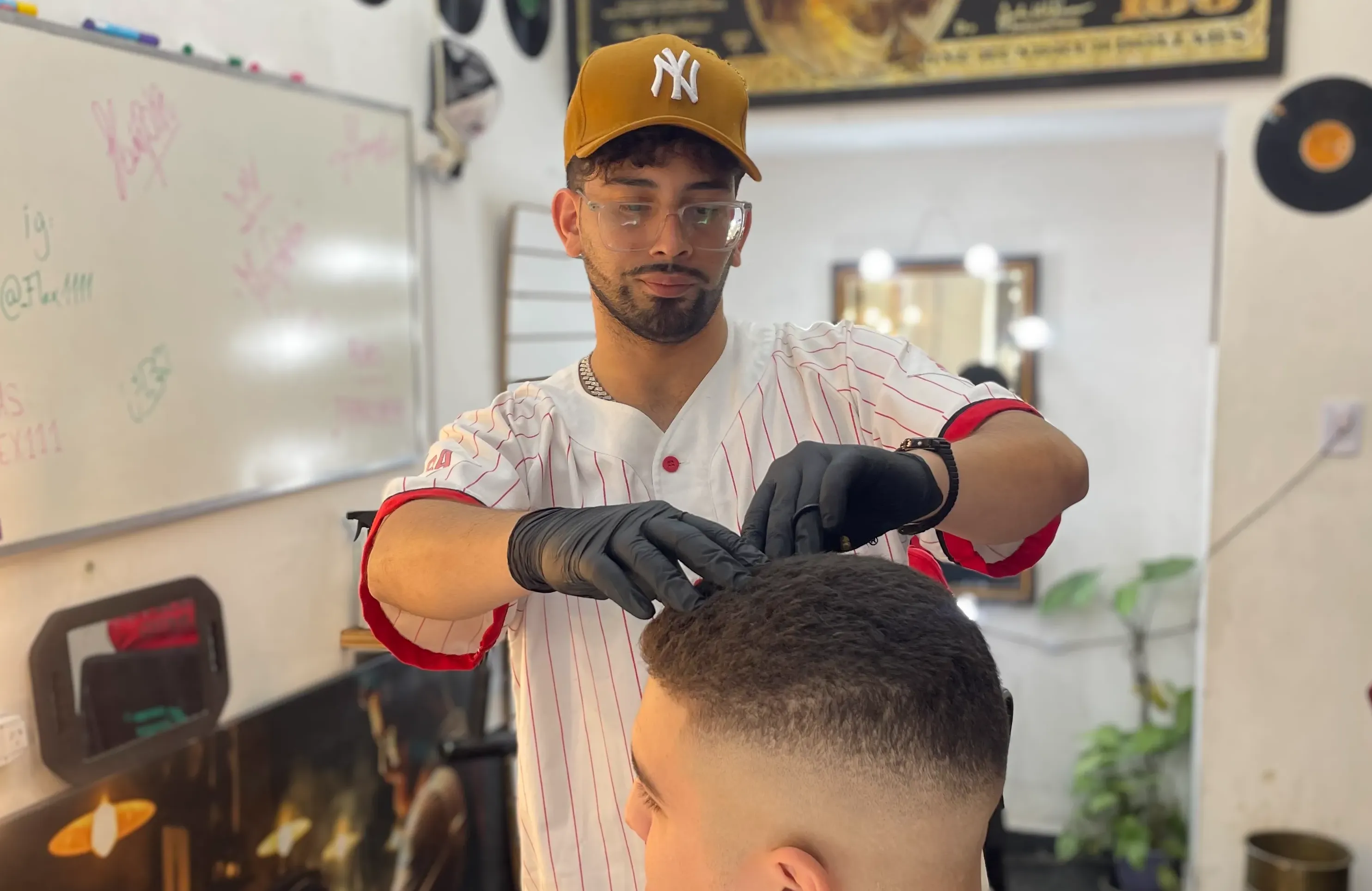 Barbero profesional trabajando